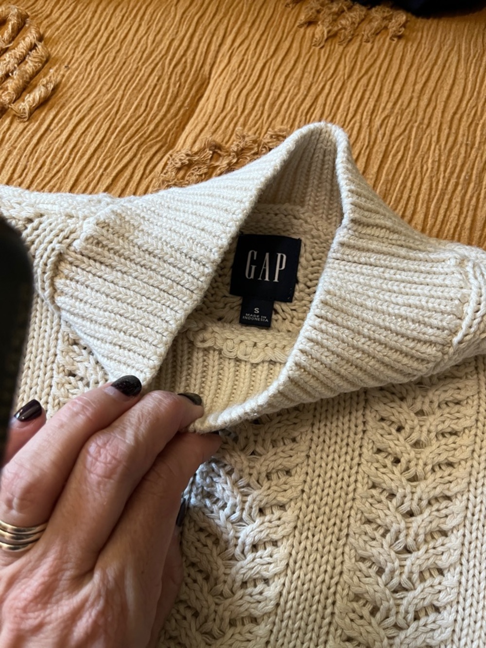 Small women’s Gap short sleeved sweater - Picture 3 of 4